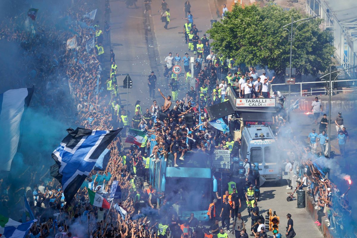 Sute de mii de fani la parada campionilor din Serie A pe străzile din Napoli