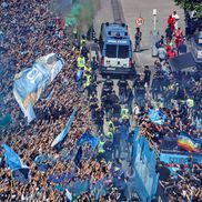 Parada jucătorilor lui Antonio Conte pe faleza din Napoli după titlul câștigat în Serie A / Foto: Imago