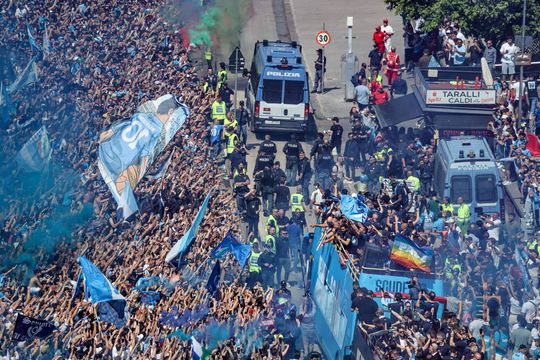 Parada jucătorilor lui Antonio Conte pe faleza din Napoli după titlul câștigat în Serie A / Foto: Imago