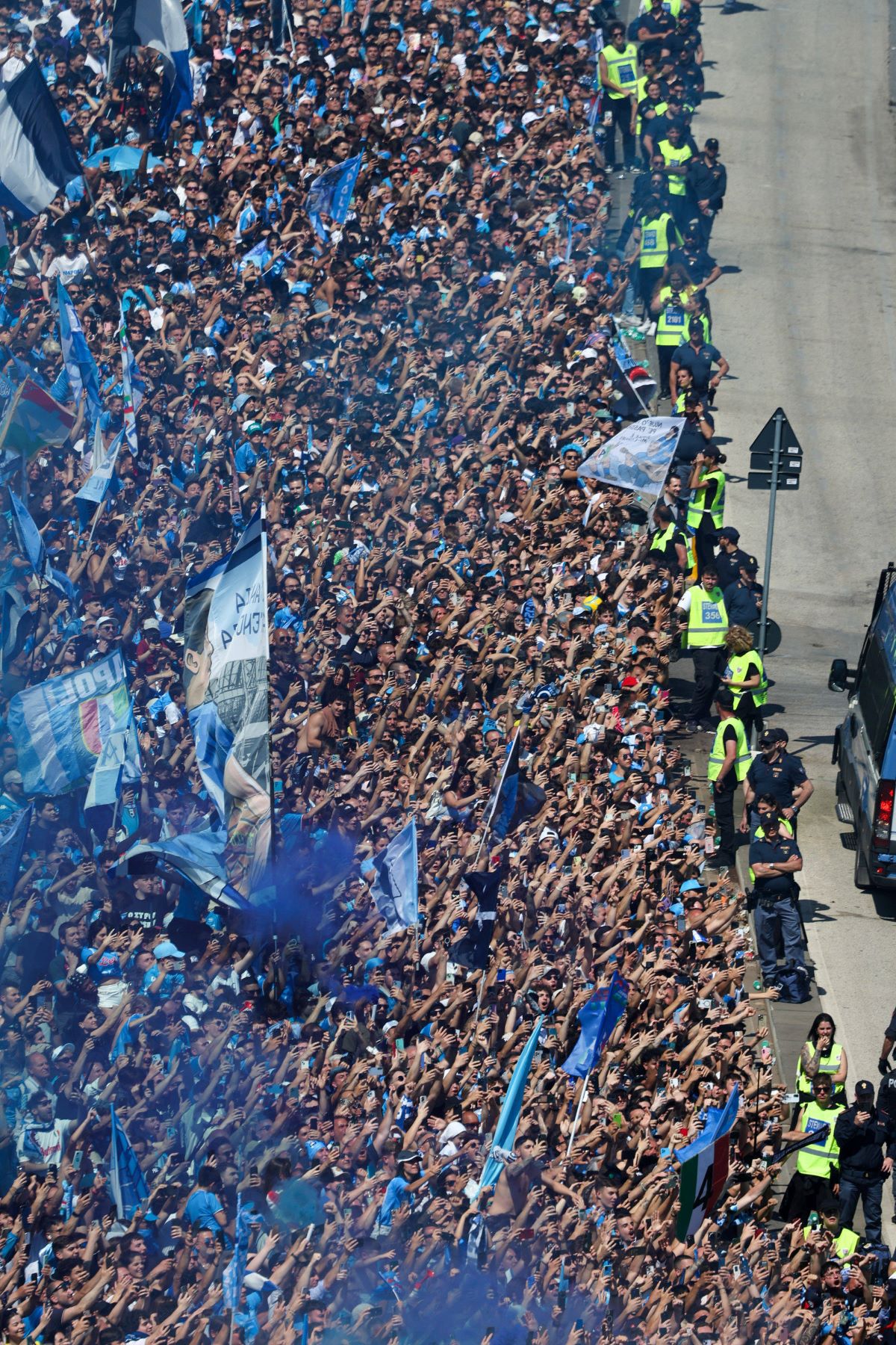 Sute de mii de fani la parada campionilor din Serie A pe străzile din Napoli