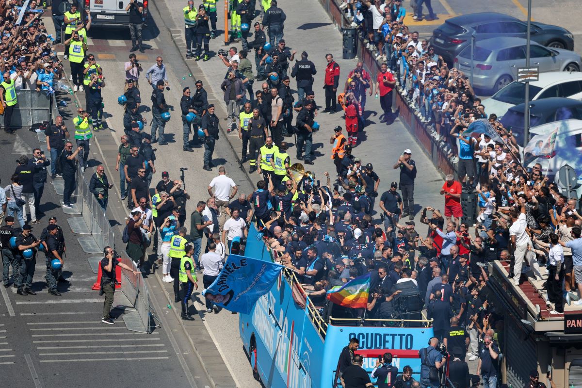 Sute de mii de fani la parada campionilor din Serie A pe străzile din Napoli
