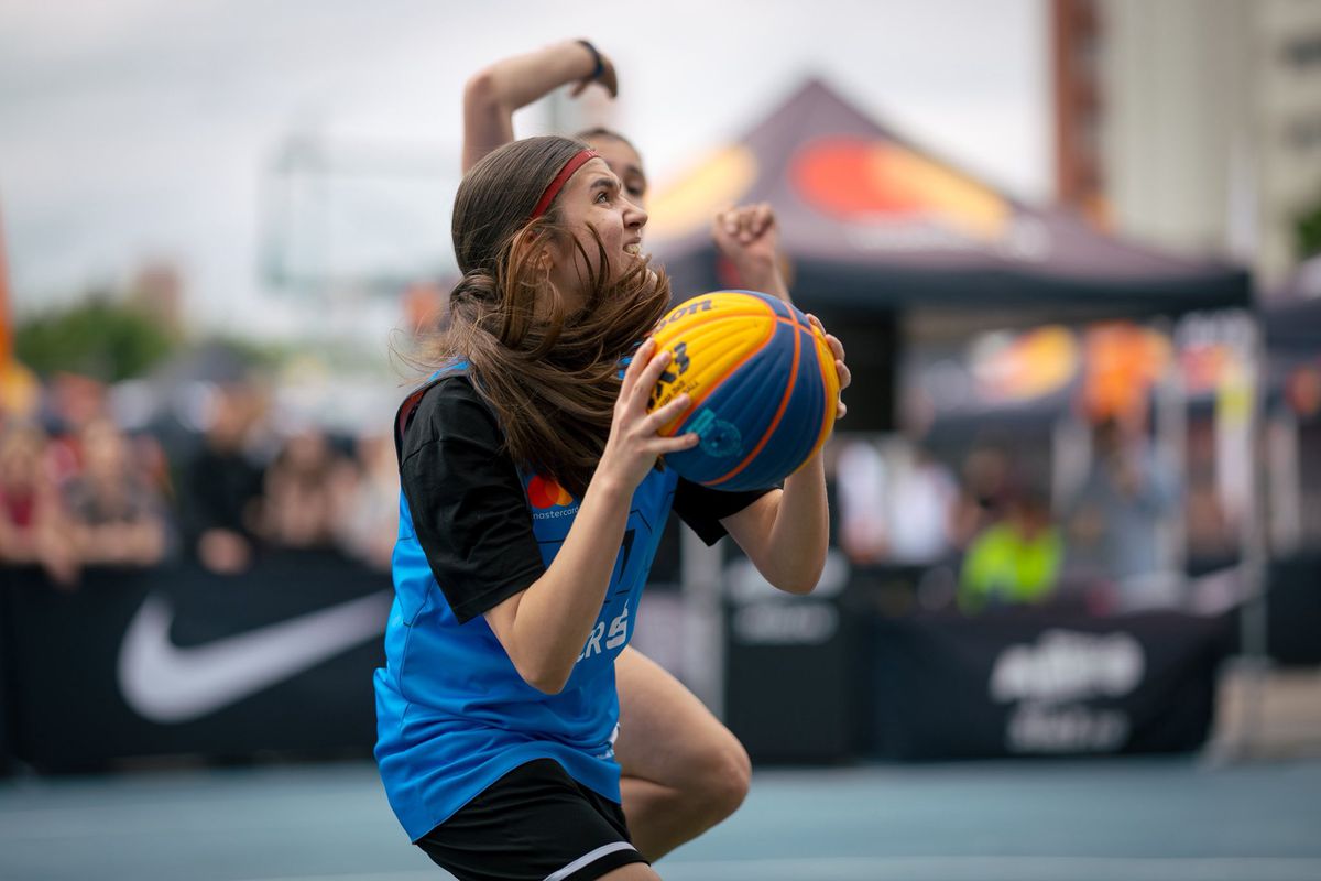 A plouat cu coșuri la Sport Arena Streetball Iași! Sute de participanți au făcut spectacol pe terenurile de baschet
