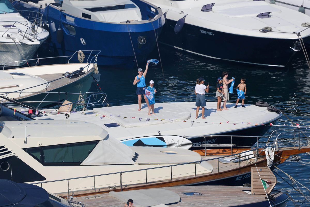 Sute de mii de fani la parada campionilor din Serie A pe străzile din Napoli