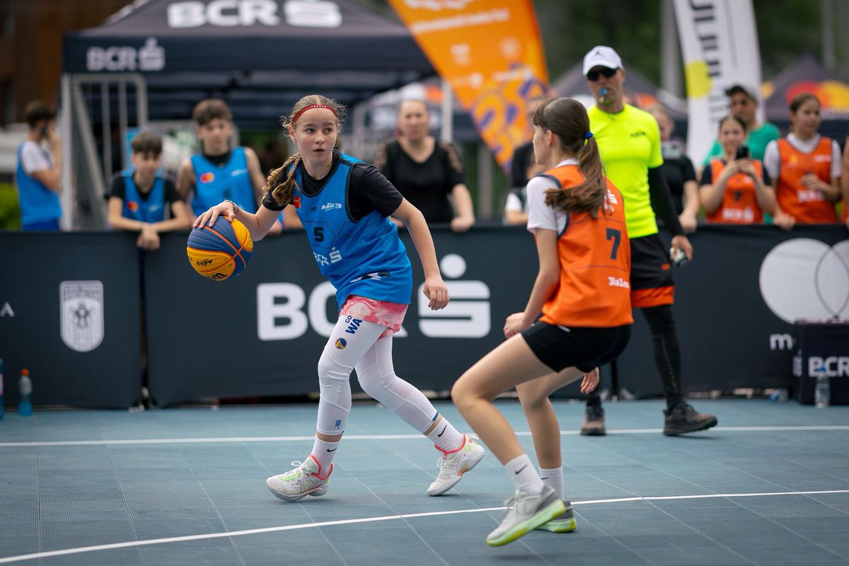 A plouat cu coșuri la Sport Arena Streetball Iași! Sute de participanți au făcut spectacol pe terenurile de baschet