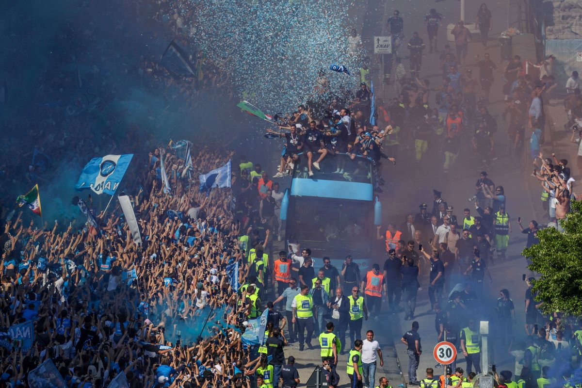 Sute de mii de fani la parada campionilor din Serie A pe străzile din Napoli