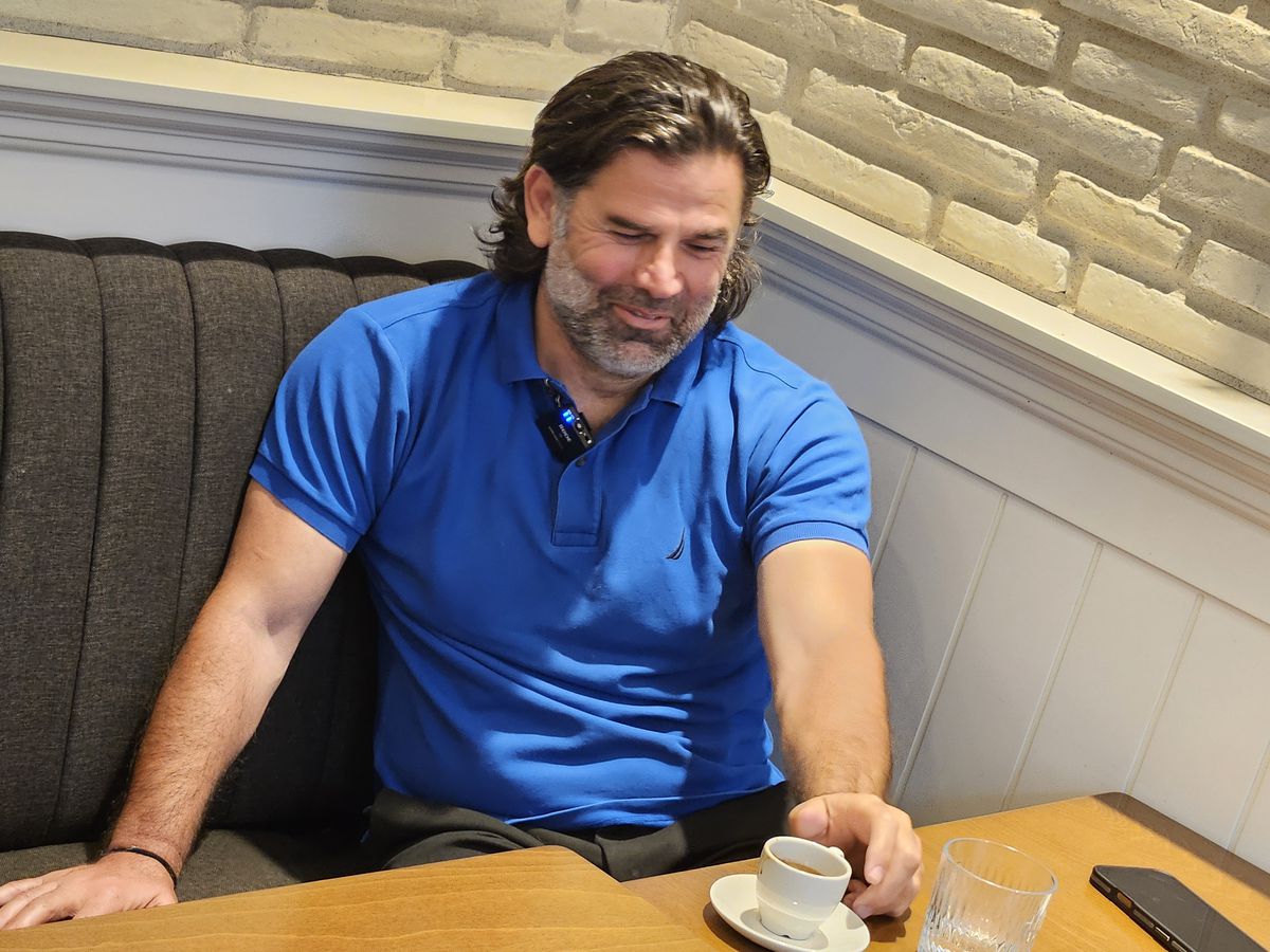 „Ne certam între noi: cine e mai frumos, eu sau tu? Ne-am dus peste Mircea Lucescu, iar el era gol, abia ieșise din duș”