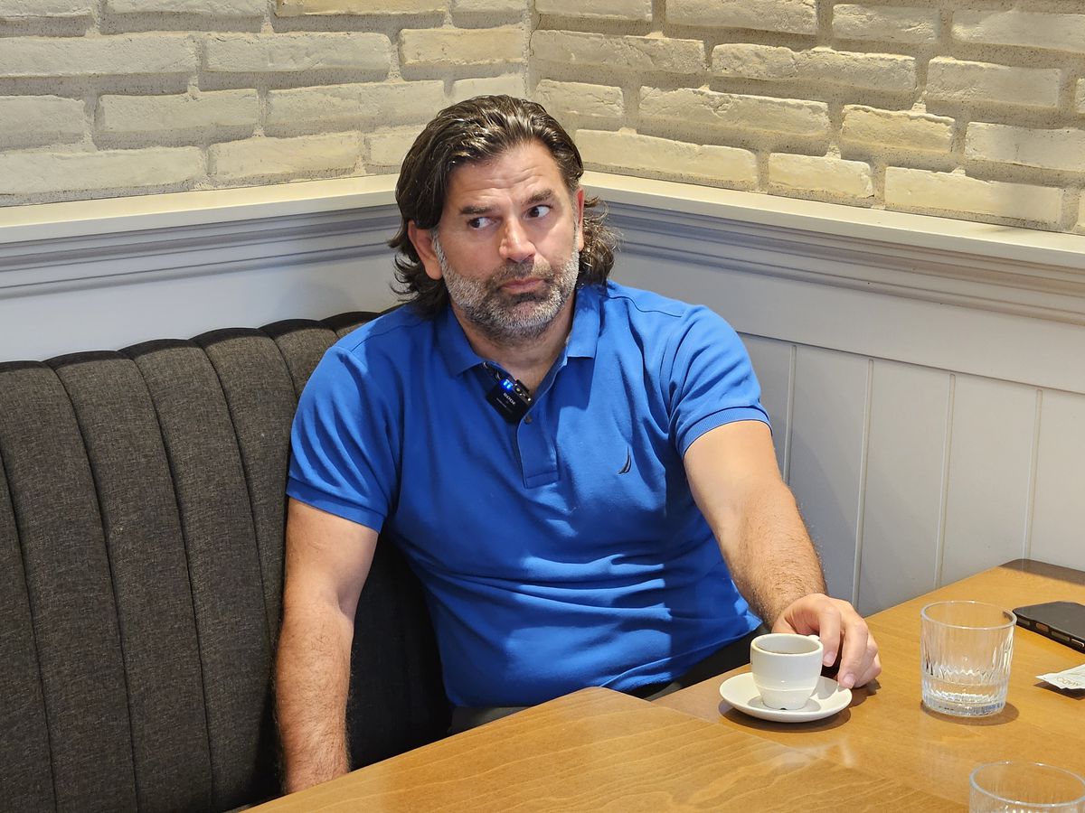 „Ne certam între noi: cine e mai frumos, eu sau tu? Ne-am dus peste Mircea Lucescu, iar el era gol, abia ieșise din duș”