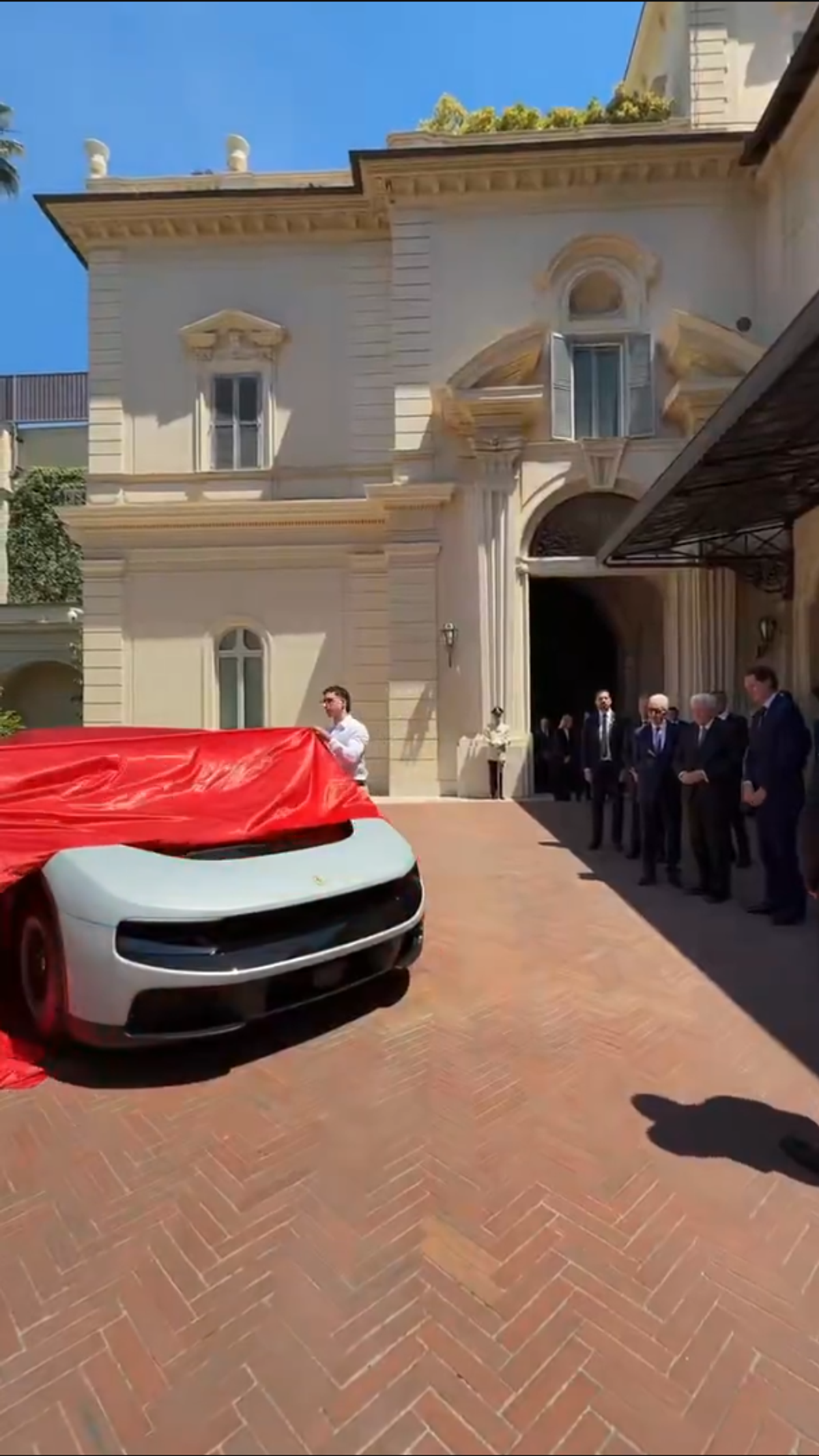 Ferrari, epic FAIL după lansarea primului supercar 100% electric: „Arată ca un telefon! Rămâneți la făcut pizza!” » Prăbușire brutală la Bursă