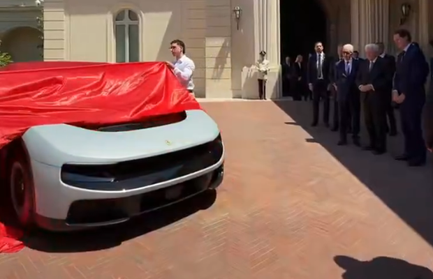 Noul Ferrari Luce, primul model full-electric din istoria mărcii italiene, a fost dezvăluit în prezența președintelui Italiei