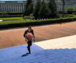 Ilie Dumitrescu i-a adus un buchet de trandafiri roz fiicei sale la absolvire // Captură foto: Instagram