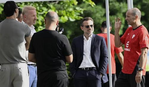Antrenorul Massimiliano Allegri, CEO-ul Giorgio Furlani și directorul sportiv Igli Tare (de la dreapta la stânga)  pleacă în bloc de la AC Milan