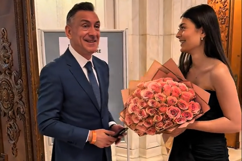 Ilie Dumitrescu i-a adus un buchet de trandafiri roz fiicei sale la absolvire // Captură foto: Instagram