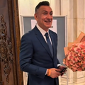 Ilie Dumitrescu i-a adus un buchet de trandafiri roz fiicei sale la absolvire // Captură foto: Instagram