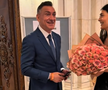 Ilie Dumitrescu i-a adus un buchet de trandafiri roz fiicei sale la absolvire // Captură foto: Instagram
