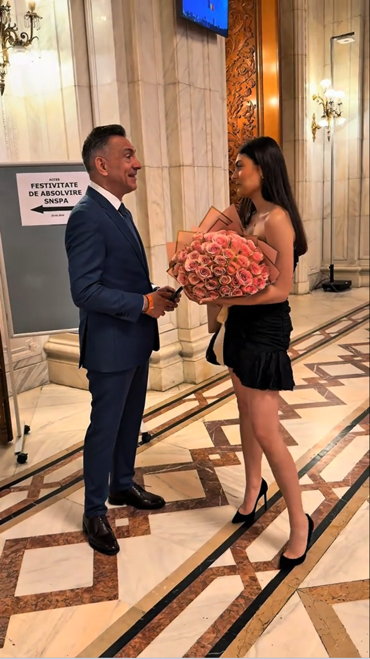 Ilie Dumitrescu i-a adus un buchet de trandafiri roz fiicei sale la absolvire