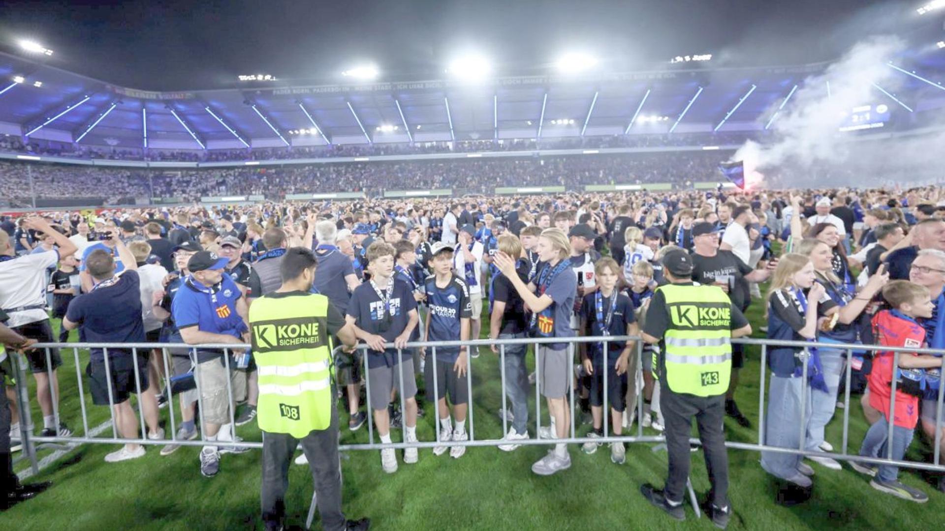 Jucători Wolfsburg în inferioritate numerică în timpul barajului Bundesliga decisiv pentru retrogradare, cu al șaselea buget club Bundesliga afectat financiar. | sursa foto: Gazeta Sporturilor