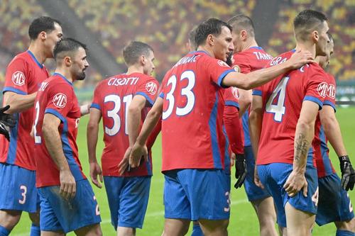 Daniel Graovac (dreapta) și Valentin Crețu (al doilea de la stânga la dreapta) sunt doi dintre fotbaliștii care ar putea pleca de la FCSB după barajul cu Dinamo // FOTO: Imago Images