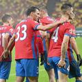 Daniel Graovac (dreapta) și Valentin Crețu (al doilea de la stânga la dreapta) sunt doi dintre fotbaliștii care ar putea pleca de la FCSB după barajul cu Dinamo // FOTO: Imago Images