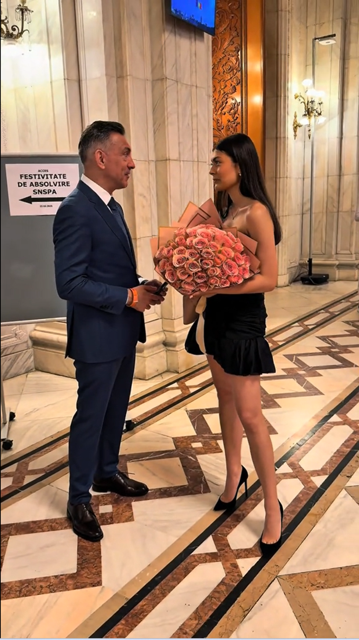 Ilie Dumitrescu i-a adus un buchet de trandafiri roz fiicei sale la absolvire
