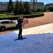 Ilie Dumitrescu i-a adus un buchet de trandafiri roz fiicei sale la absolvire // Captură foto: Instagram