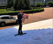 Ilie Dumitrescu i-a adus un buchet de trandafiri roz fiicei sale la absolvire // Captură foto: Instagram