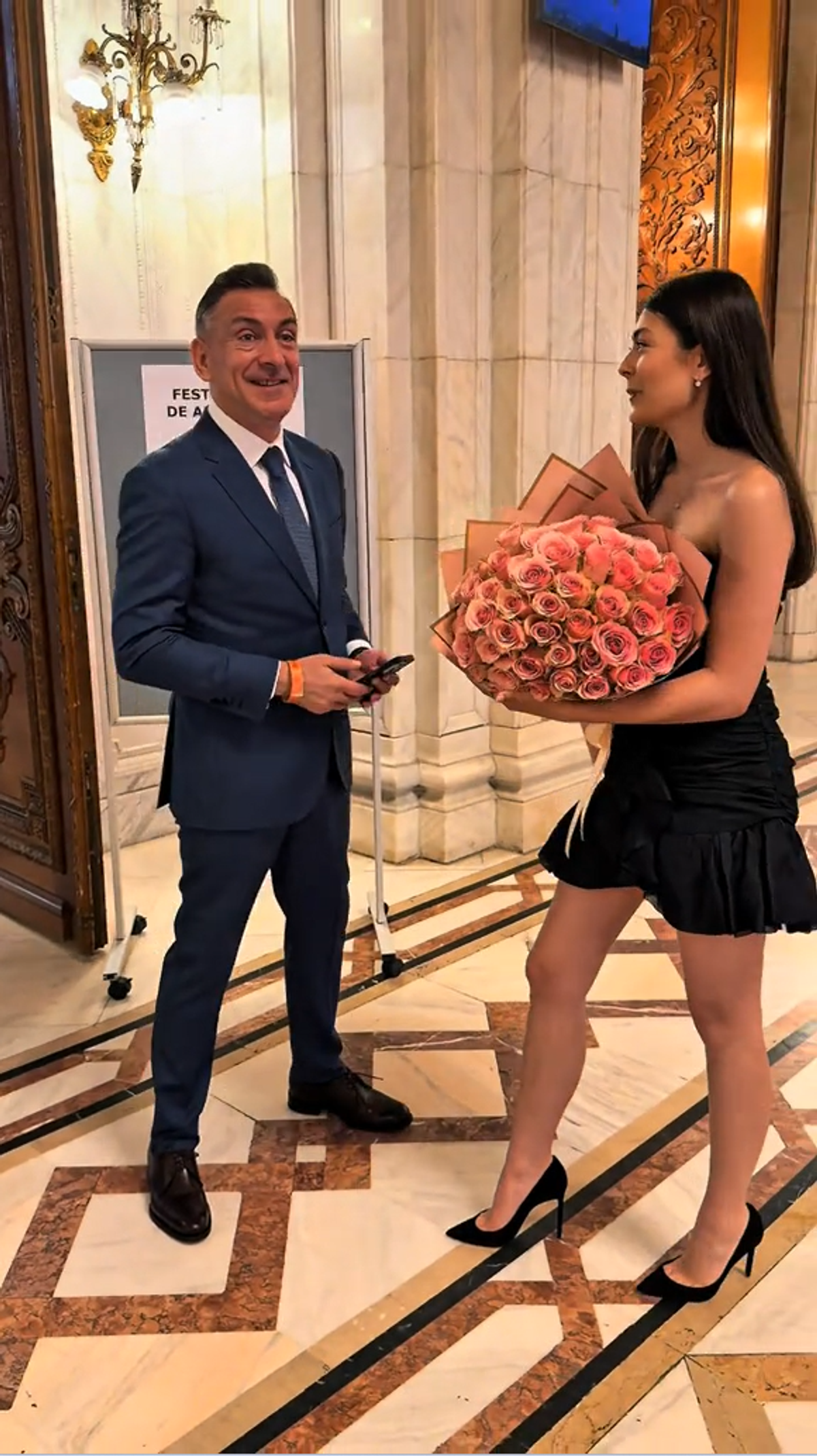 Ilie Dumitrescu i-a adus un buchet de trandafiri roz fiicei sale la absolvire