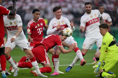 Nubel, în poarta celor de la Stuttgart în finala Cupei Germaniei, pierdută în fața lui Bayern, scor 0-3 // FOTO Imago Images