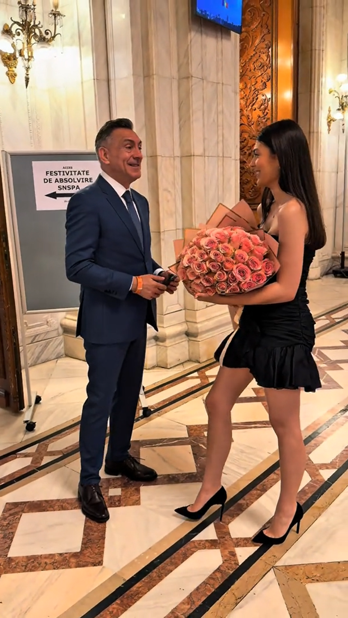 Ilie Dumitrescu i-a adus un buchet de trandafiri roz fiicei sale la absolvire