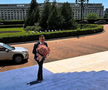 Ilie Dumitrescu i-a adus un buchet de trandafiri roz fiicei sale la absolvire // Captură foto: Instagram
