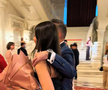Ilie Dumitrescu i-a adus un buchet de trandafiri roz fiicei sale la absolvire // Captură foto: Instagram