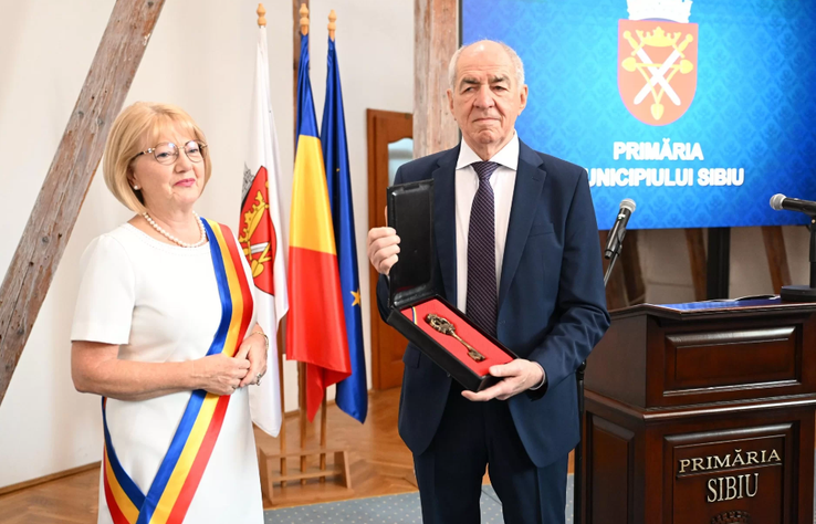 Viorel Hizo, la ceremonia în care a fost numit cetățean de onoare al Sibiului // foto: sibiu100.ro