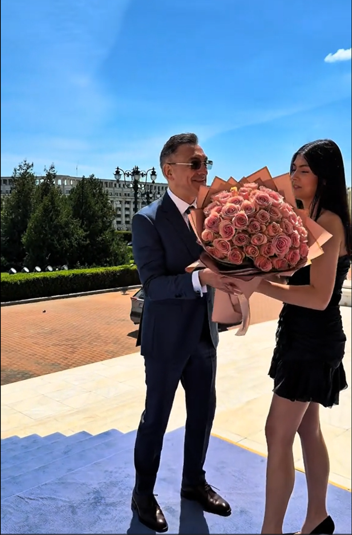 Ilie Dumitrescu i-a adus un buchet de trandafiri roz fiicei sale la absolvire
