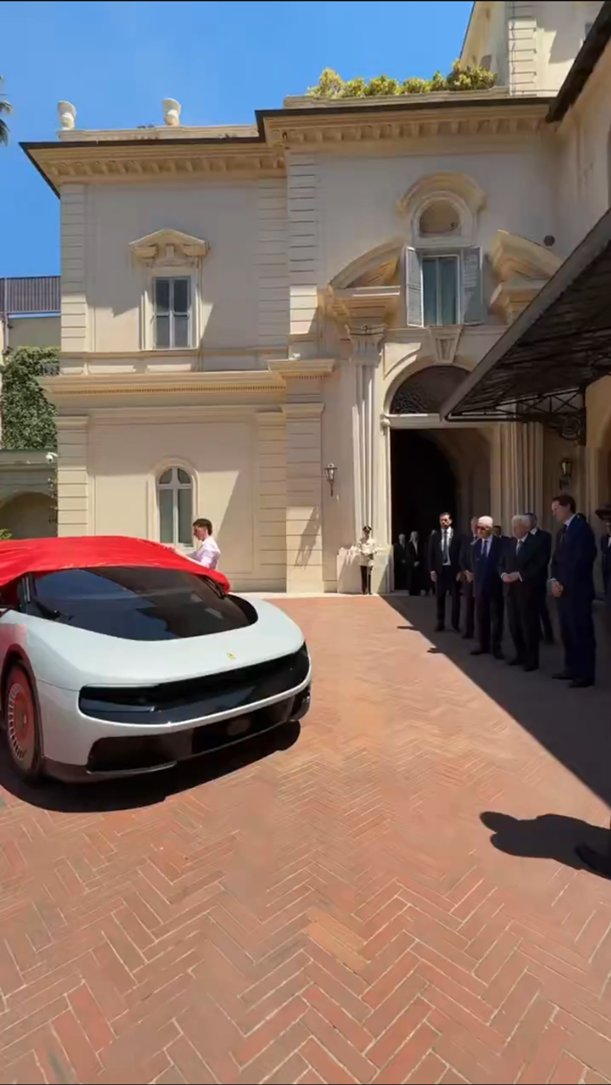 Noul Ferrari Luce, primul model full-electric din istoria mărcii italiene, a fost dezvăluit în prezența președintelui Italiei