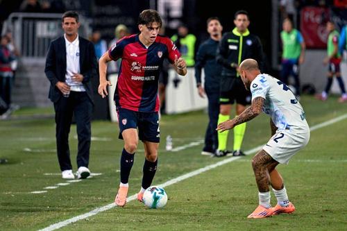 Marco Palestra (la minge), urmărit de Federico Dimarco și de Cristi Chivu, în meciul Cagliari - Inter 0-2 / Foto: Imago