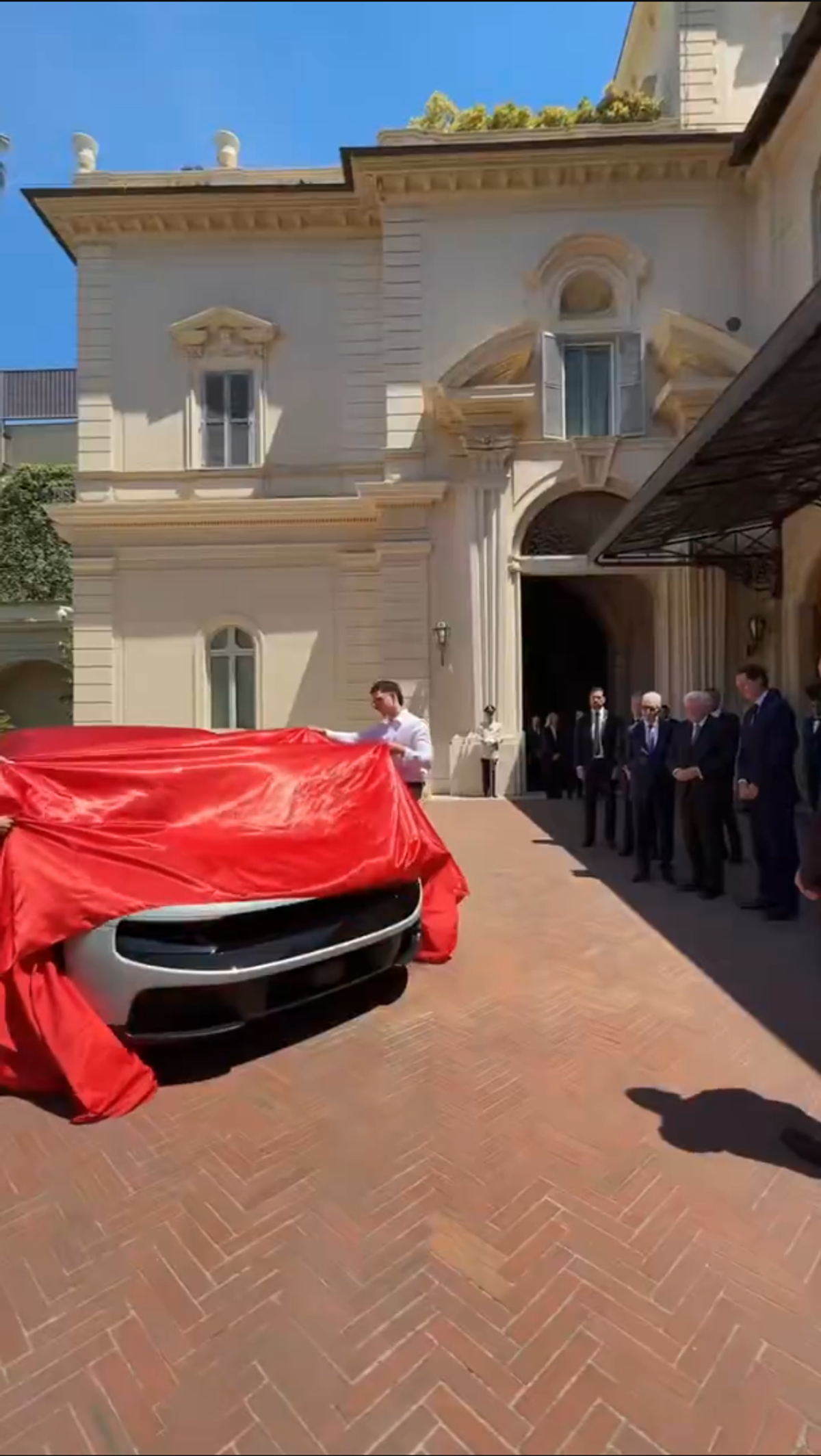 Ferrari, epic FAIL după lansarea primului supercar 100% electric: „Arată ca un telefon! Rămâneți la făcut pizza!” » Prăbușire brutală la Bursă