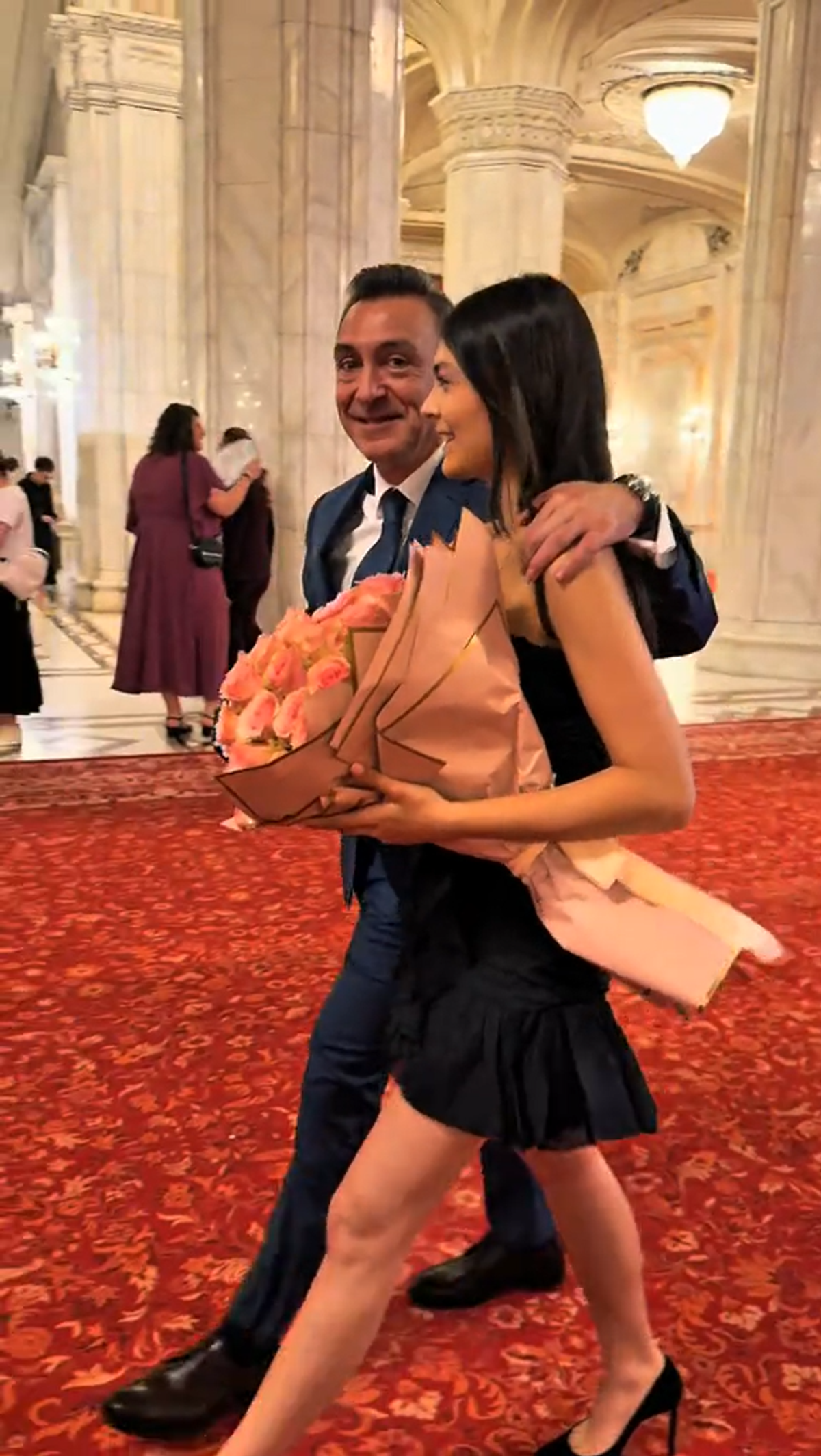 Ilie Dumitrescu i-a adus un buchet de trandafiri roz fiicei sale la absolvire