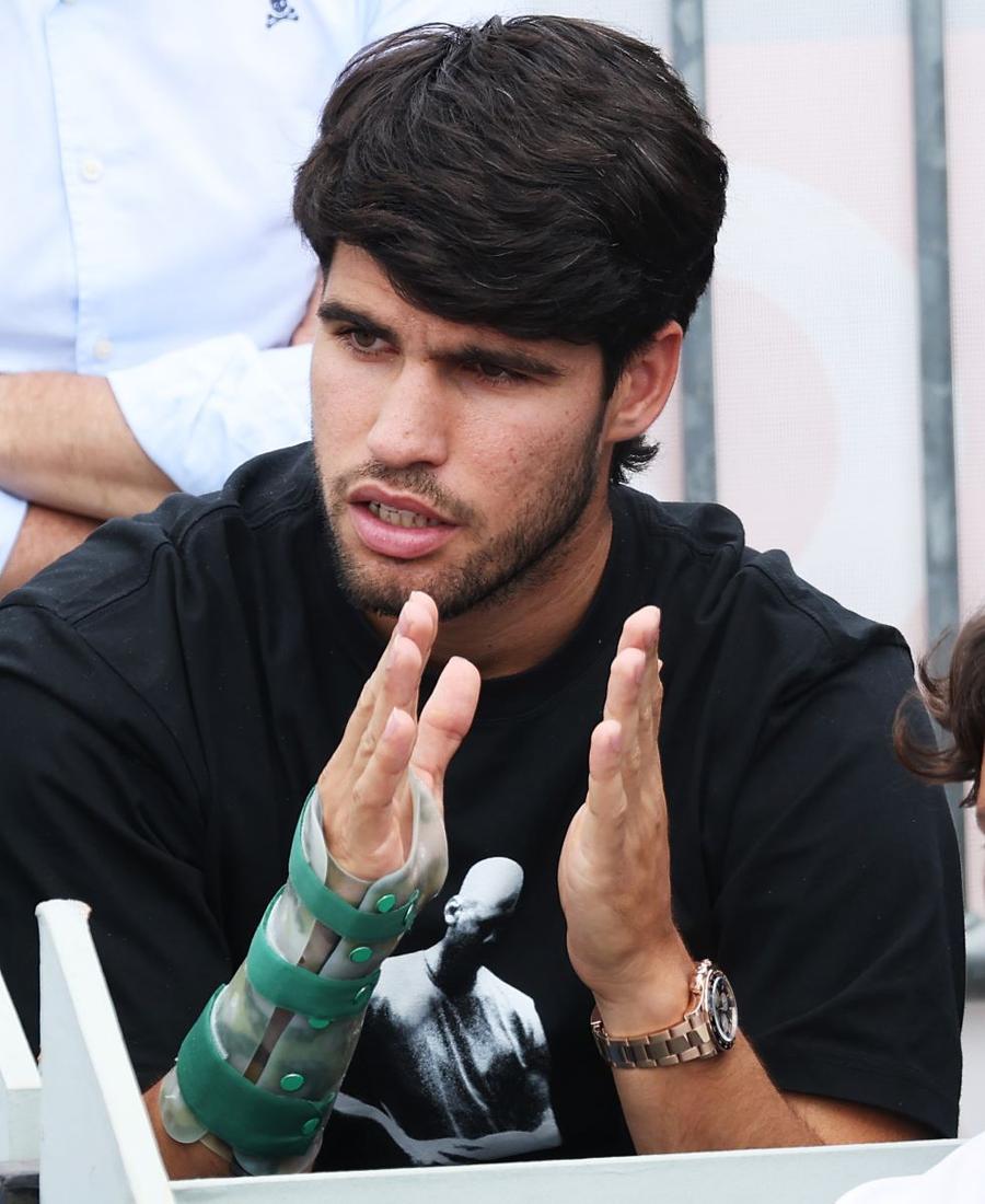 Carlos Alcaraz la Madrid 2026, purtând o atelă la mâna dreaptă Foto: Guliver/GettyImages Carlos Alcaraz, accidentat și frustrat: „Urmăresc rezultatele, îi văd pe rivalii mei concurând”
