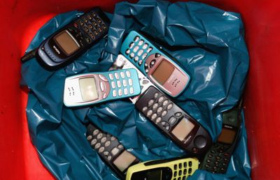 Ce telefoane mobile vor fi interzise de mâine în România, altfel amenda este de până la 100.000 de lei!