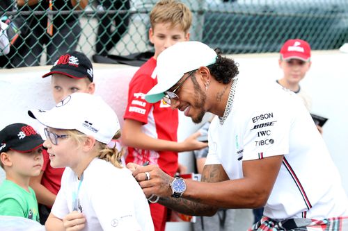 Lewis Hamilton semnând autografe FOTO Guliver/GettyImages