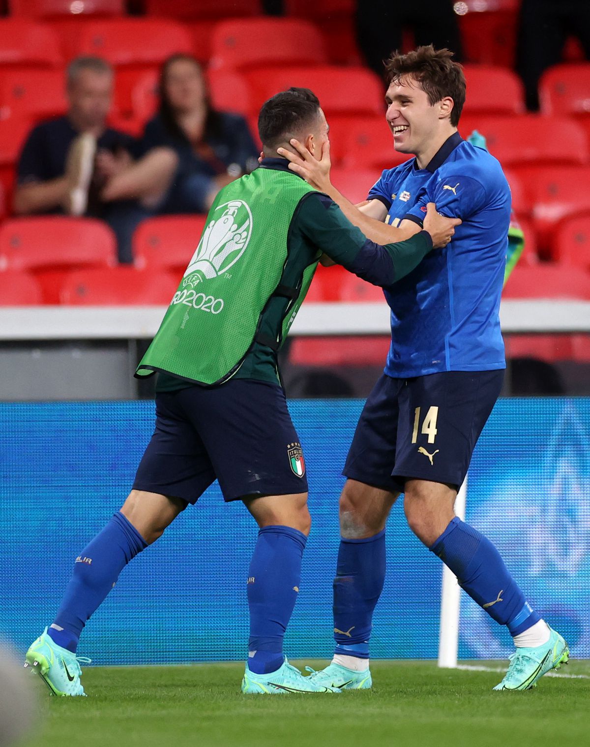 Imaginea bucuriei pe Wembley » Roberto Mancini și Gianluca Vialli, îmbrățișare emoționantă după calificarea Italiei + ce spune Zenga despre imaginile care fac înconjurul lumii