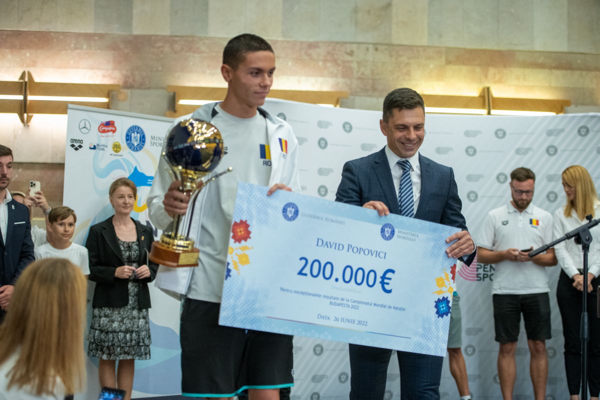 David Popovici, la revenirea în România: „Visul meu este să devin cel mai rapid din istoria natației!” + poveste cu „idolul” Robert Glință