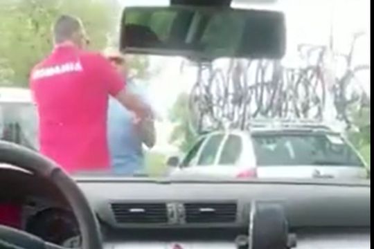 Viorel Grosu, tatăl lui Eduard Grosu, cel mai bun ciclist al României din ultimii ani, spune că a fost victima agresiunii antrenorului de la CSA Steaua, în timpul probei de astăzi de la Campionatul Național de Fond.