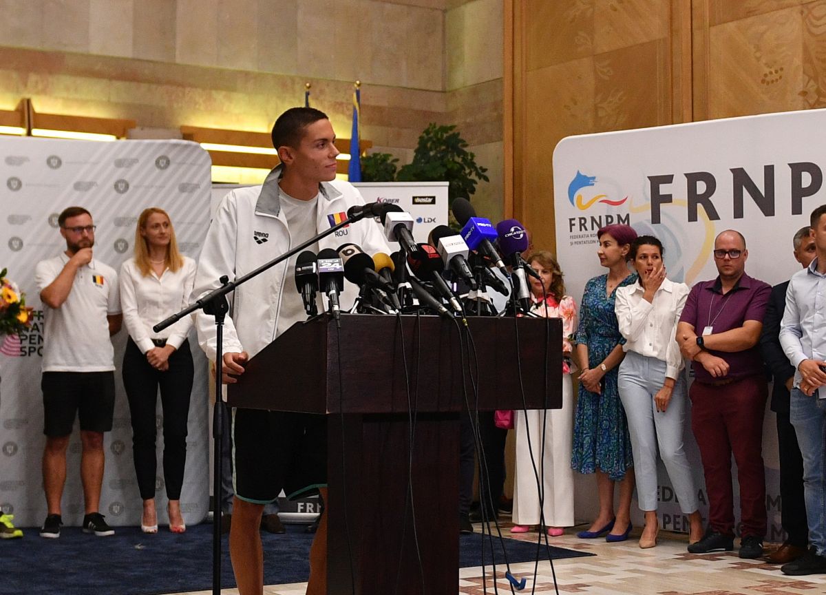 David Popovici, la revenirea în România: „Visul meu este să devin cel mai rapid din istoria natației!” + poveste cu „idolul” Robert Glință