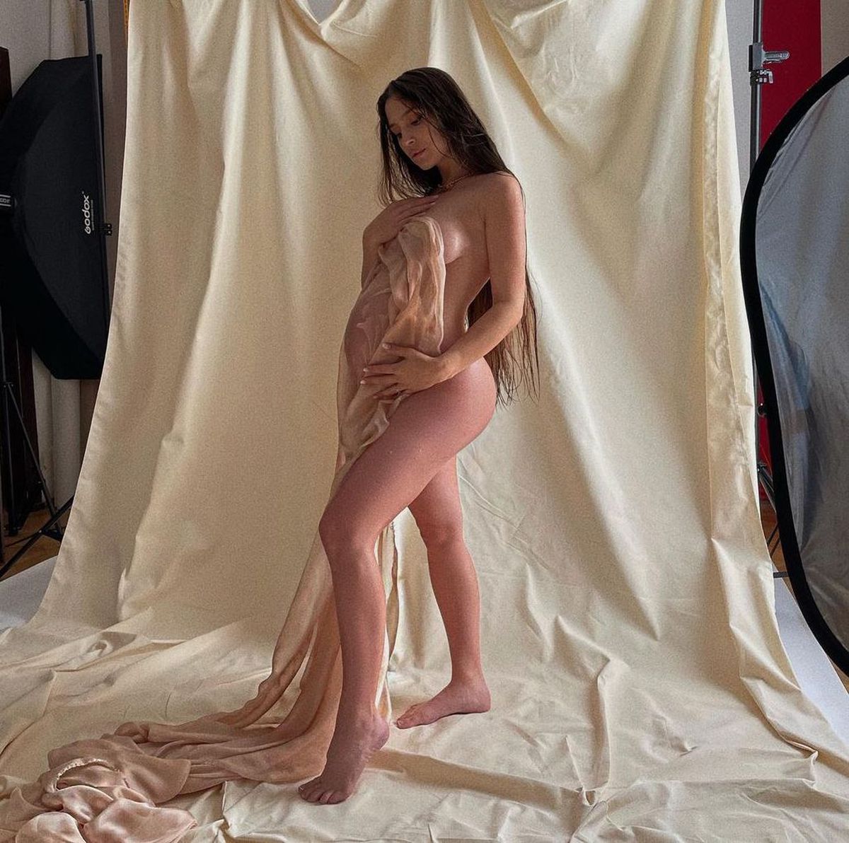 FOTO Ioana Timofeciuc, iubita lui Florinel Coman, poze sexy la malul mării » Decolteu generos, în ciuda temperaturii