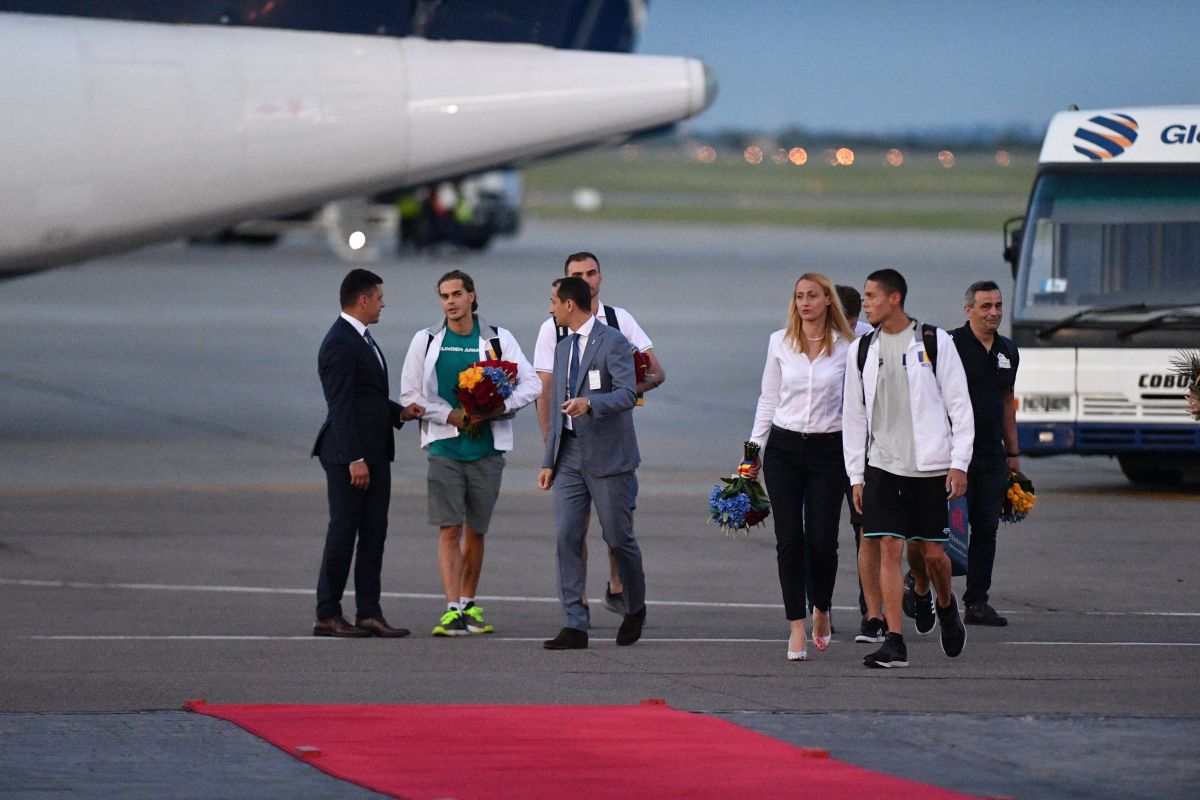 FOTO David Popovici și Robert Glință, sosire la Otopeni 26.06.22