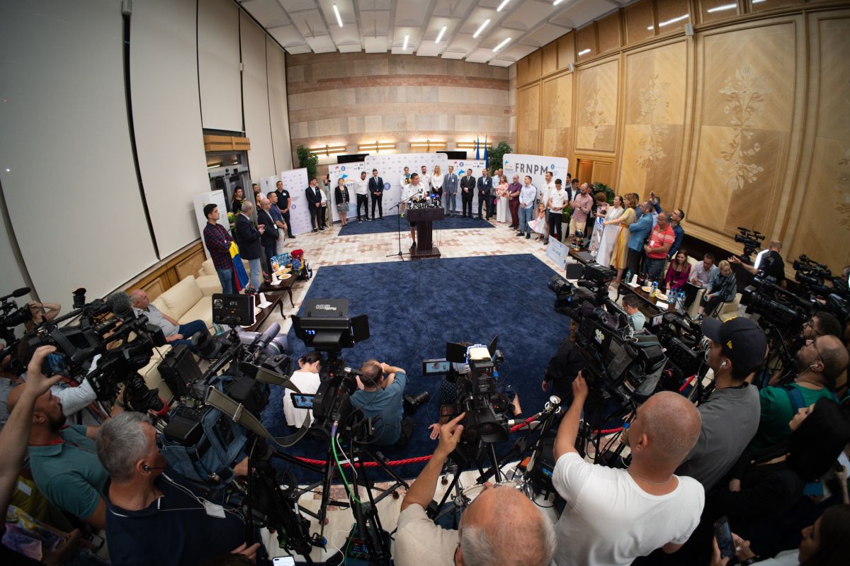 FOTO David Popovici și Robert Glință, sosire la Otopeni 26.06.22