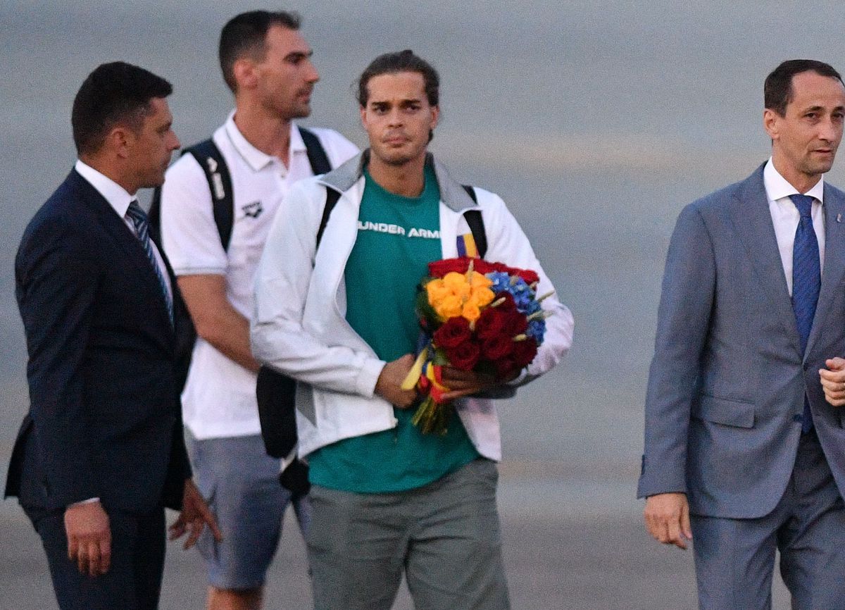 FOTO David Popovici și Robert Glință, sosire la Otopeni 26.06.22