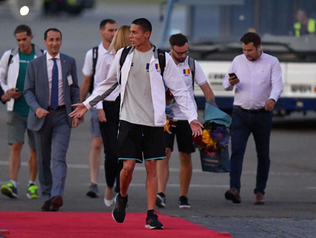 FOTO David Popovici și Robert Glință, sosire la Otopeni 26.06.22