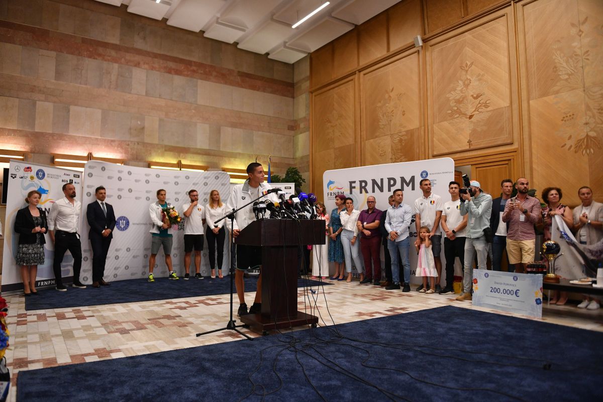 FOTO David Popovici și Robert Glință, sosire la Otopeni 26.06.22