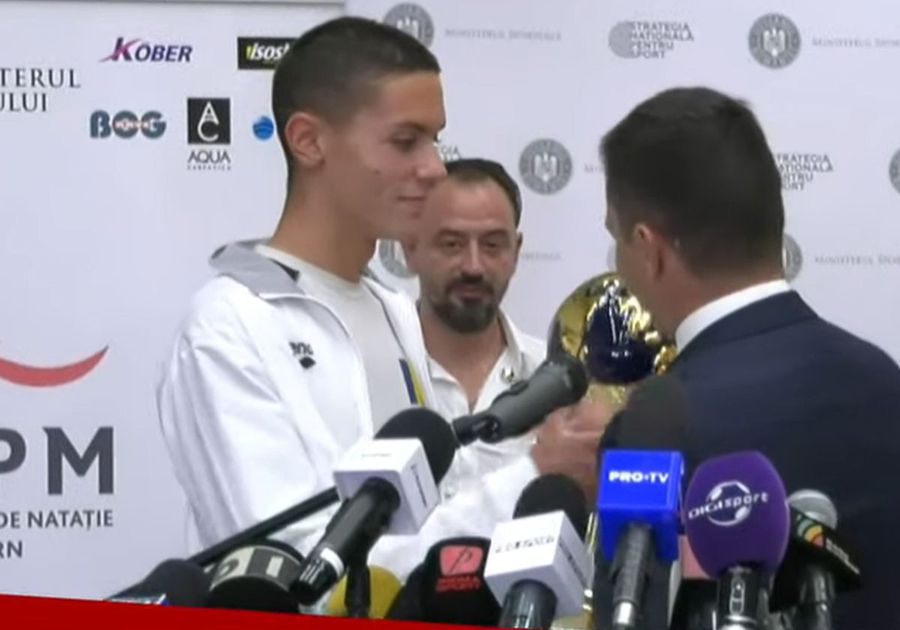 Trofeul primit de David Popovici de la Eduard Novak David Popovici, la revenirea în România: „Visul meu este să devin cel mai rapid din istoria natației!” + poveste cu „idolul” Robert Glință